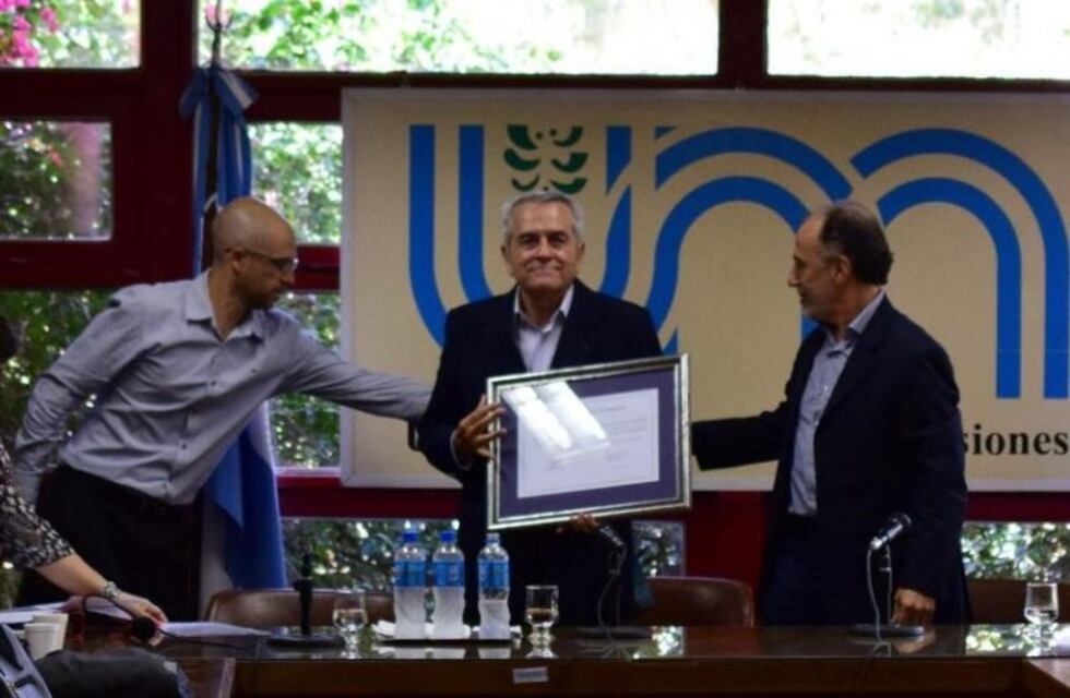 La UNaM homenajeó al ex rector Ricardo Biazzi