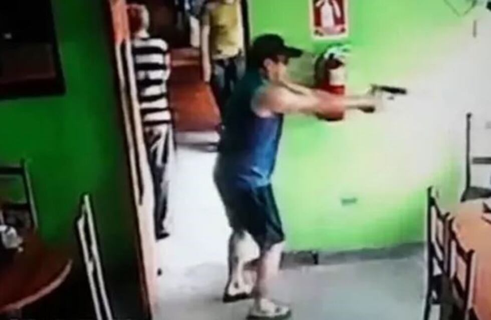 Escalofriante: video muestra cómo un sicario venezolano corre a una niña para asesinar a un hombre
