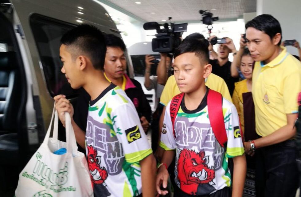 Tailandia: los 12 chicos y el entrenador rescatados en la cueva ya salieron del hospital