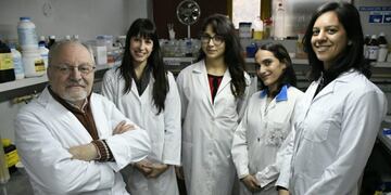 El equipo de investigadores del Instituto de Procesos Biotecnológicos y Químicos del Conicet trabajó a pleno para lograr pasta celulosa de las cascarillas de la soja\u002E (IPROBYQ)