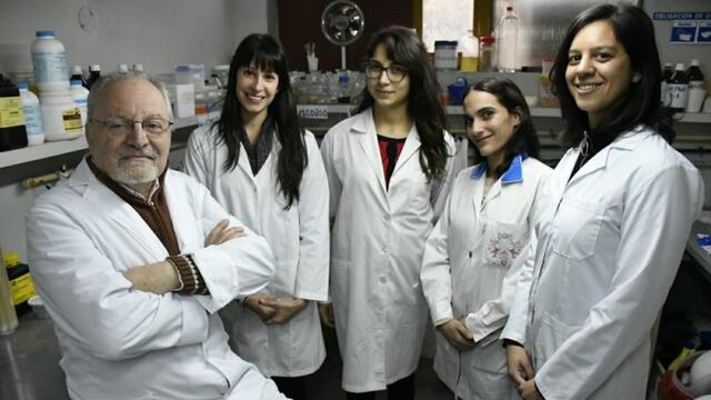 El equipo de investigadores del Instituto de Procesos Biotecnológicos y Químicos del Conicet trabajó a pleno para lograr pasta celulosa de las cascarillas de la soja\u002E (IPROBYQ)