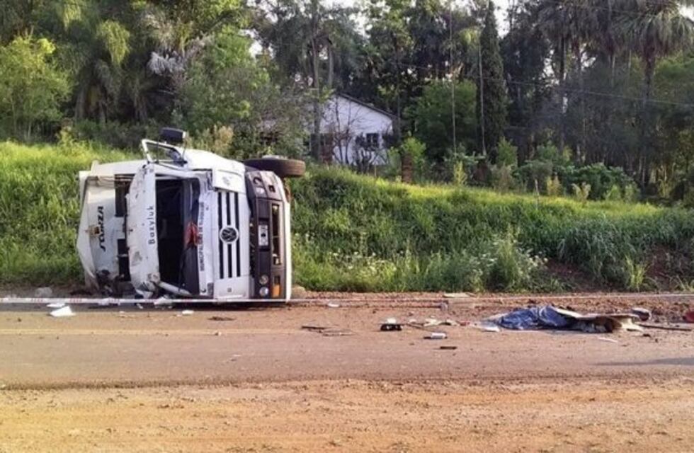 Vuelco del camión municipal: según un testigo los recolectores iban dentro de la cabina