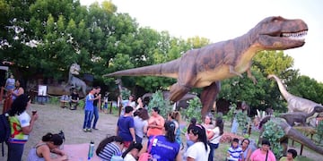 Los chicos y las familias de SuperArte recorrieron el parque de dinosaurios