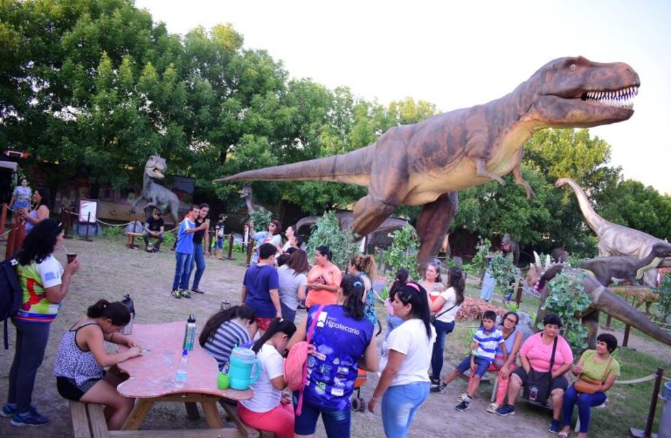 Los alumnos de los talleres Superarte visitaron el Parque Jurásico