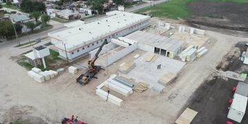 AME1788\u002E BUENOS AIRES (ARGENTINA), 01/09/2020\u002E- Fotografía cedida hoy por el Ministerio de Obras Públicas de Argentina que muestra la instalación de un hospital modular de emergencia en el marco de un programa auspiciado por FONPLATA\u002E FONPLATA-Banco de Desarrollo presta un importante apoyo ante la emergencia sanitaria y sus repercusiones en la economía de sus cinco países miembros, aportando una ayuda rápida y efectiva\u002E La entidad que preside Juan Notaro ha aportado unos 600 millones de dólares en planes de integración en Argentina, Bolivia, Brasil, Paraguay y Uruguay\u002E EFE/ Ministerio de Obras Públicas de Argentina /SOLO USO EDITORIAL/NO VENTAS