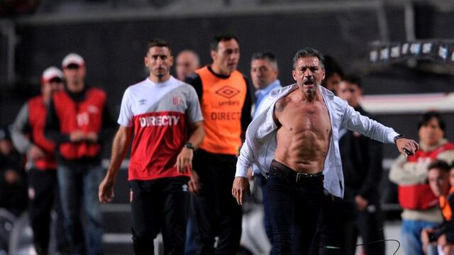 Estudiantes' team coach Nelson Vivas (L) reacts after Argentinian referee Silvio Trucco (not in frame) showed the red card during their Argentina First Divsion football match against Boca Juniors Ciudad de La Plata stadium in La Plata, Argentina on May 6, 2017. / AFP PHOTO / ALEJANDRO PAGNI