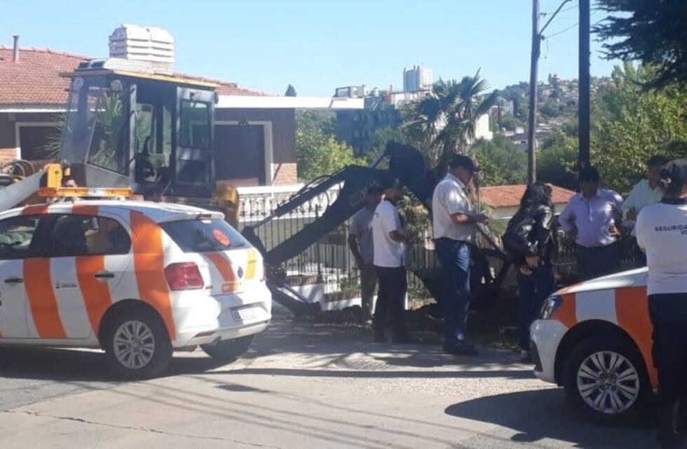 Clausuraron un caño que vertía desechos cloacales al río San Antonio