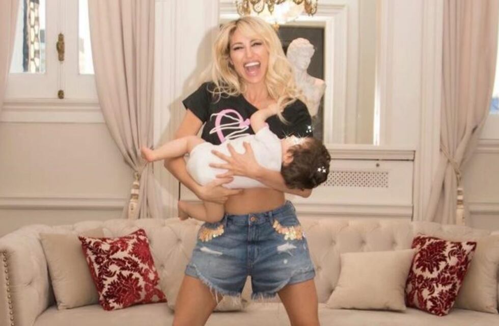 Vicky Xipolitakis contó que es su padre quien la ayuda a mantener a su hijo, Salvador Uriel