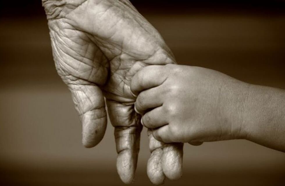 El abuelo le salvó la vida a su nieto, casi mueren electrocutados en una plaza