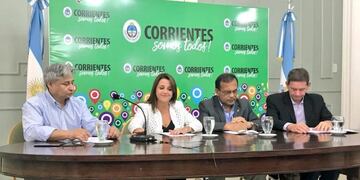 Los ministro en el Salón Verde anunciaron las medidas sociales para la provincia\u002E