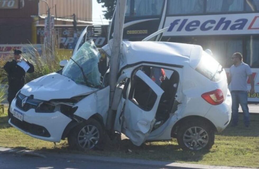 Un Renault Sandero se estrelló contra un poste de luz en Costanera