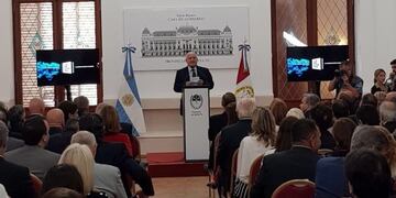 En el Salón Blanco de la Casa de Gobierno de Santa Fe, Lifschitz presentó formalmente el proyecto de reforma constitucional de la provincia\u002E (Prensa Gobernación)
