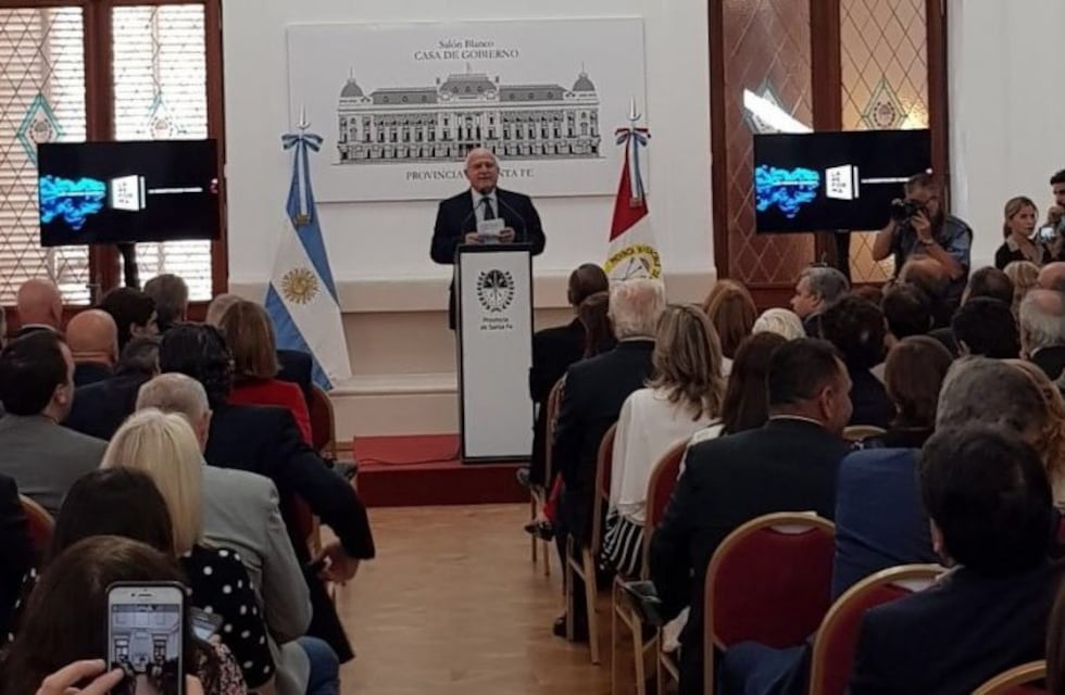 Antes de girarlo a la Legislatura, Lifschitz presentó formalmente el proyecto de reforma constitucional