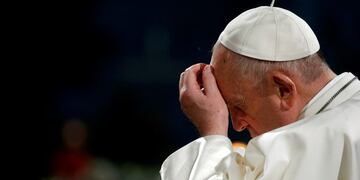 Pope Francis gestures as he leads the Via Crucis (Way of the Cross) procession during Good Friday celebrations at Rome's Colosseum, Rome, Italy April 19, 2019\u002E REUTERS/Yara Nardi