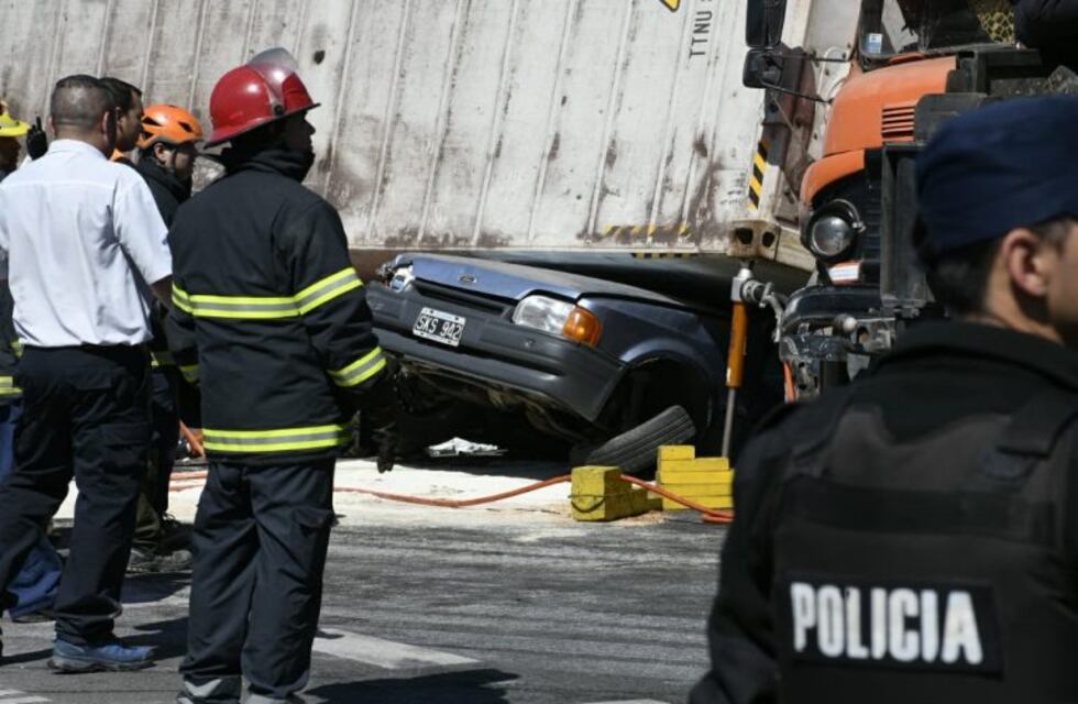 Tras el rescate del auto aplastado por el acoplado, madre e hija se encuentran estables