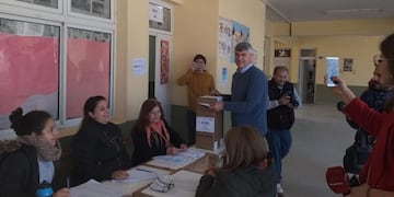 Buryaile voto en la escuela N° 396 del Barrio Itatí