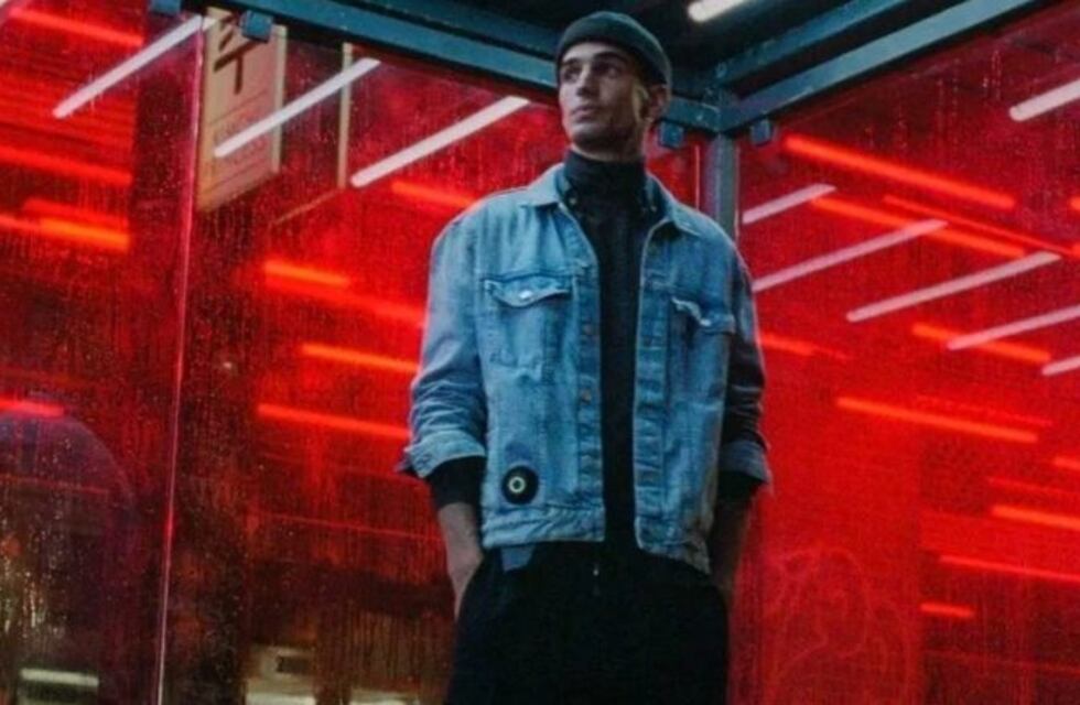 Una marca de ropa lanzó una campera para dar abrazos sin romper el distanciamiento