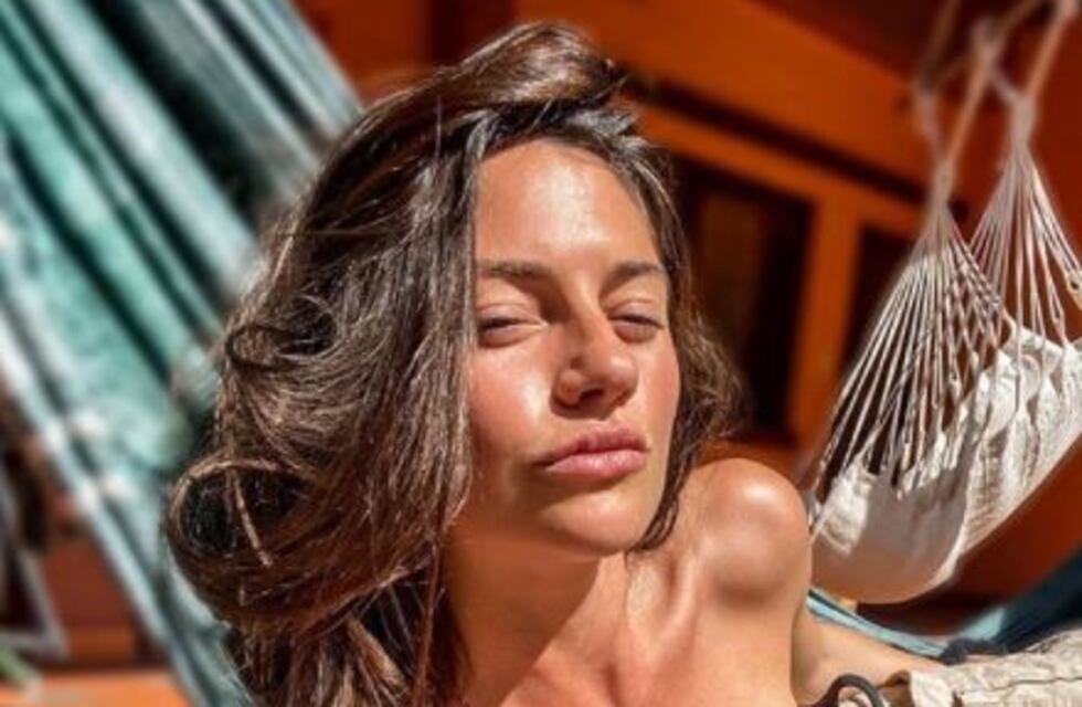 Sofía "Jujuy" Jiménez mostró "de más" con  una bata abierta