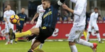 Inter Milan's Mauro Icardi scores a goal during the Italian Serie A soccer match between FC Inter Milan and Chievo Verona at San Siro stadium in Milan, Italy, 14 January 2017. ANSA/ANDREOLI