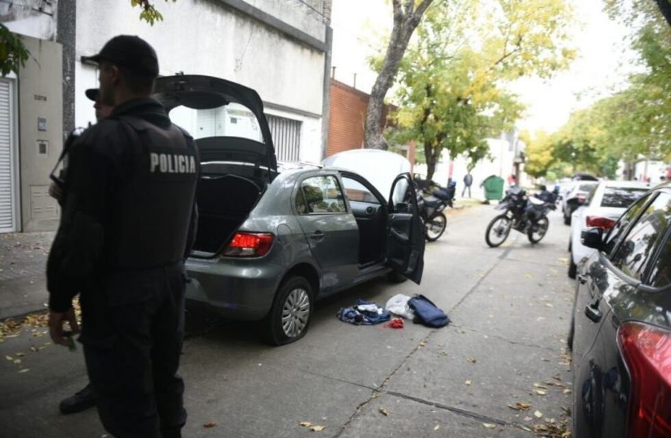Delincuentes le robaron el auto a una familia, asaltaron un supermercado y fueron detenidos tras una persecución