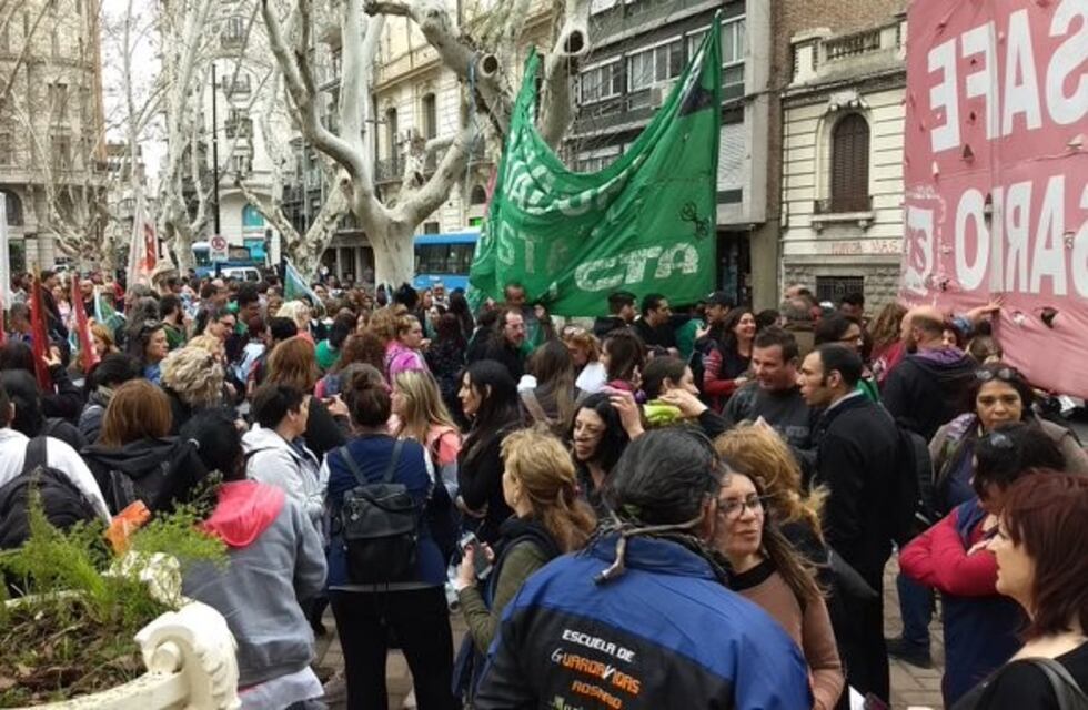 Docentes y estatales se movilizaron por la cláusula gatillo: "Los trabajadores no llegamos a fin de mes"