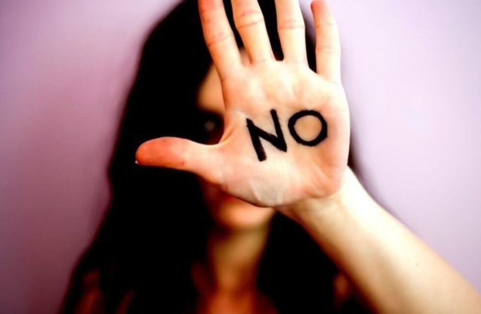 Por temor a su esposo, una mujer escapó en tren con sus hijos