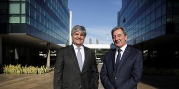 El presidente de YPF, Miguel Gutiérrez, y el presidente de Toyota Argentina, Daniel Herrero\u002E