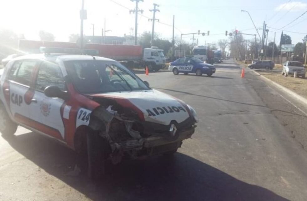 Huían de la Policía y terminaron chocando contra un patrullero