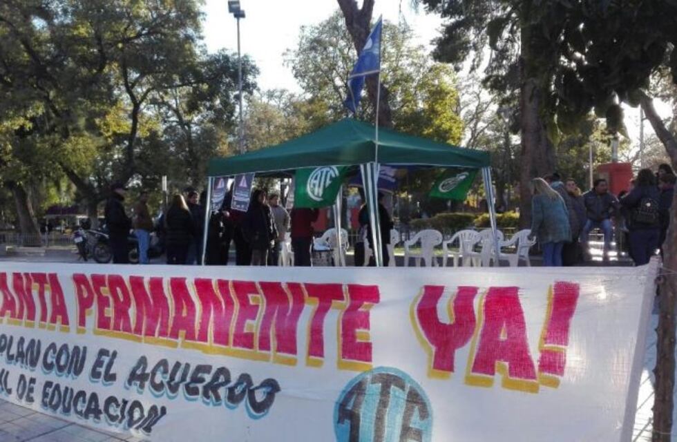 Tras 15 días de acampe, los PIL levantaron  la carpa en plaza 25 de mayo