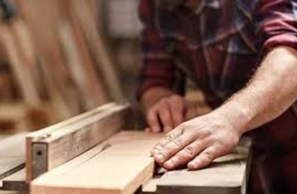 Reparan y reciclan mobiliario de escuelas