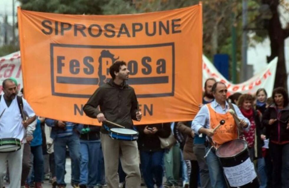Médicos neuquinos realizaron un paro frente a la municipalidad