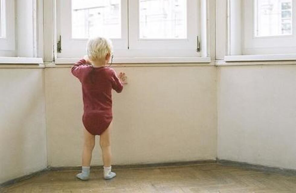 Trágico: una bebé de 2 años cayó desde un segundo piso