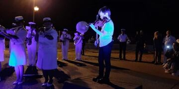 Un pequeño violinista despidió con su música a la Fragata Libertad (Foto: Ahora Mar del Plata)