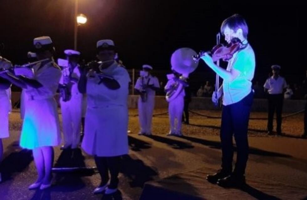 Un pequeño violinista despidió con su música a la Fragata Libertad