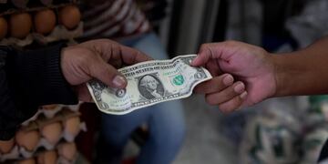 AME5421\u002E CARACAS (VENEZUELA), 14/08/2020\u002E- Fotografía ilustrativa que el intercambio de un billete de dólar, el 30 de julio de 2020\u002E \