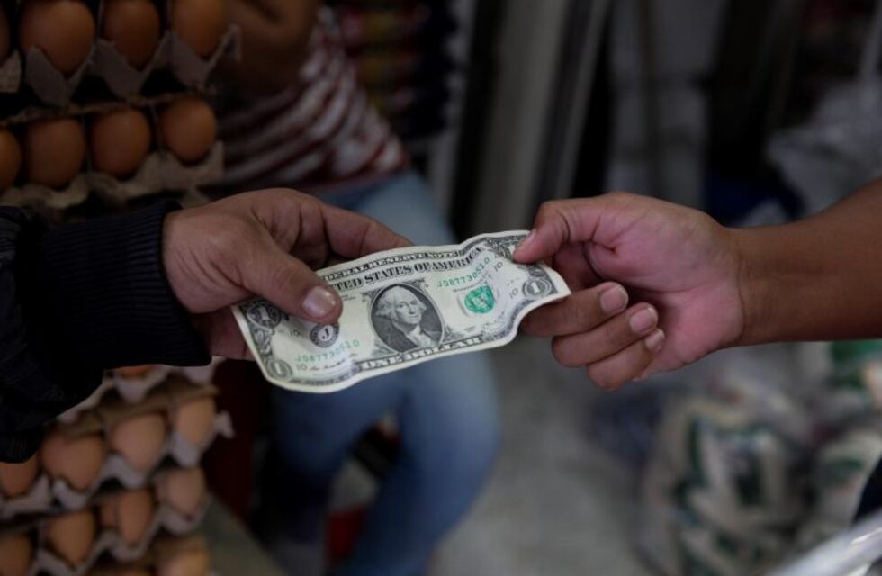 Ajustazo al cepo: cupo real más chico y límites a empresas para pagar deudas