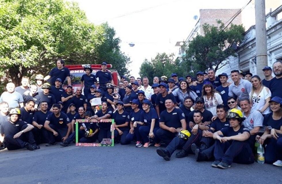 El original bautismo a los nuevos Bomberos Voluntarios de Rosario