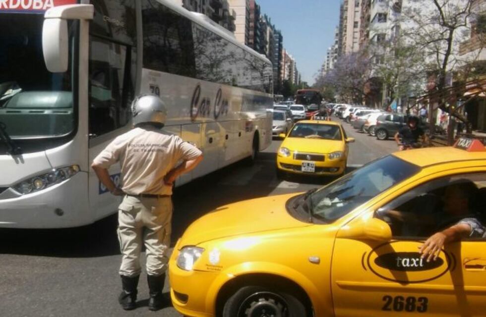 Ni te asomés por el centro: movilizaciones de Luz y Fuerza y taxistas en la Terminal