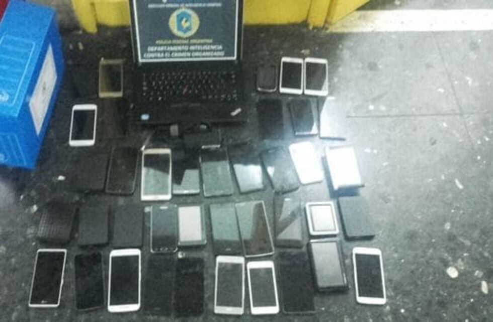 Secuestraron unos 2.500 celulares robados que eran vendidos en comercios de Once