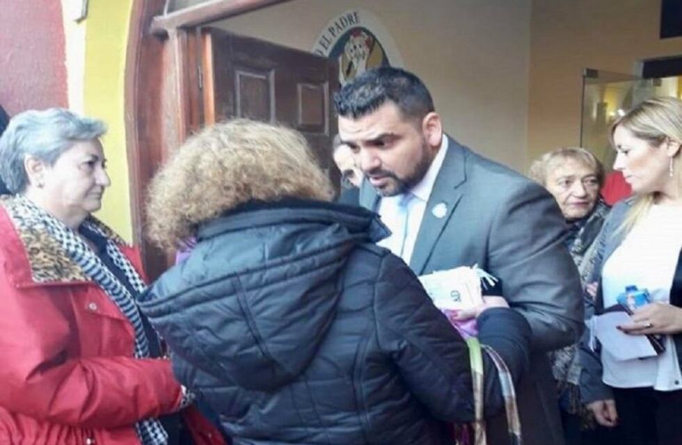 Jubilados fueguinos increparon a funcionarios provinciales pidiendo la restitución del 82% móvil