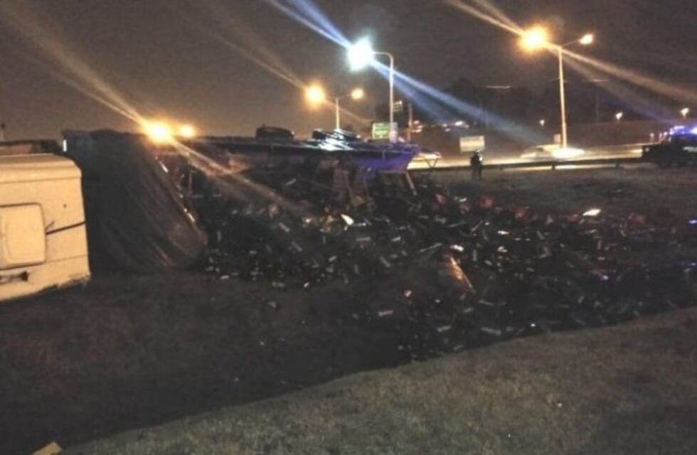 Camión volcó en Circunvalación y dejó en el suelo toda su carga de cerveza