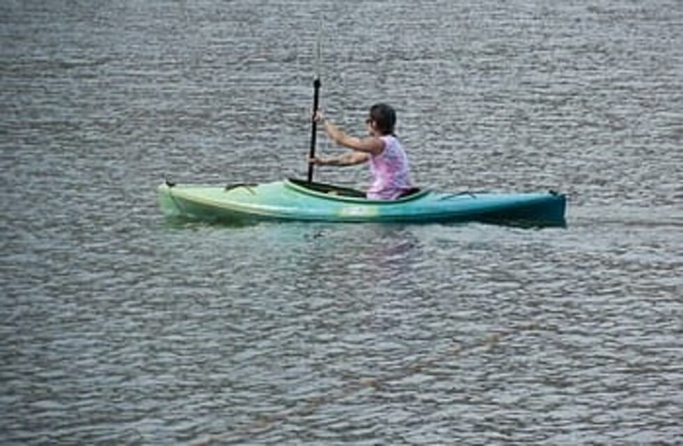 Un kayakista se dio vuelta en el lago y fue rescatado por una guardavidas
