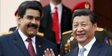 Nicolas Maduro y Xi Jinping durante un encuentro oficial en el Palacio de Miraflores, Caracas, en julio de 2014\u002E (REUTERS/Jorge Silva)