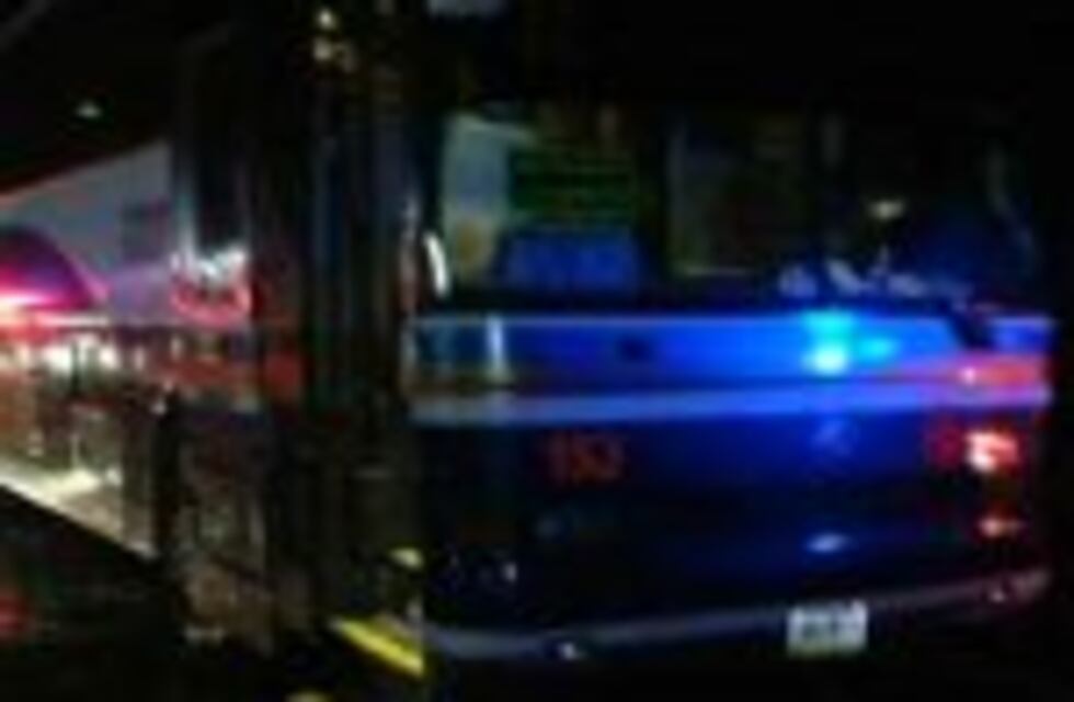 Una mujer se arrojó de un micro en plena autopista