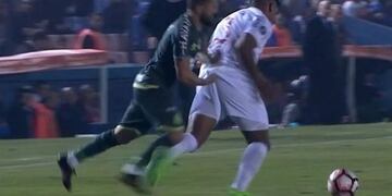 Rossi, del Chapecoense, le metiu00f3 el dedo en la cola a un rival y se ganu00f3 la roja.