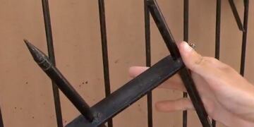 Intentó meterse en la casa de su ex pareja y quedó clavado en la reja