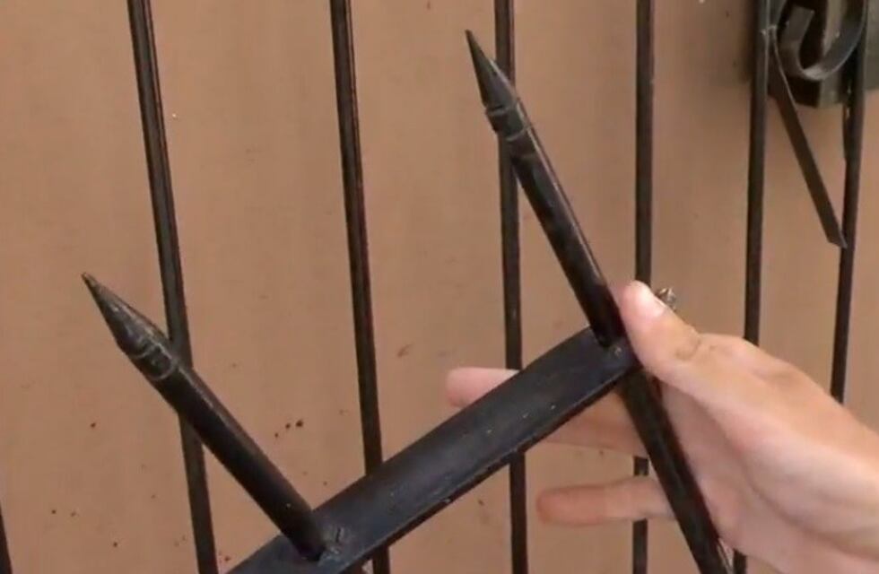 Intentó meterse en la casa de su ex pareja y quedó clavado en la reja: lo rescataron bomberos