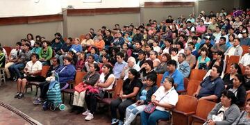 En el Cine Teatro Altos Hornos Zapla se realizó la presentación y sorteo de espacios del “Predio Único de Feria” , la participación de 673 inscriptos\u002E