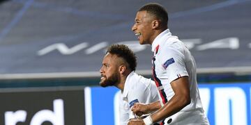 TOPSHOT - Paris Saint-Germain's French forward Kylian Mbappe (R) and Paris Saint-Germain's Brazilian forward Neymar celebrate after Paris Saint-Germain's Cameroon forward Eric Maxim Choupo-Moting scored a goal during the UEFA Champions League quarter-final football match between Atalanta and Paris Saint-Germain at the Luz Stadium in Lisbon on August 12, 2020\u002E (Photo by David Ramos / POOL / AFP)