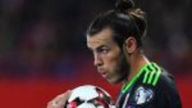 Gareth Bale of Wales dries a ball for a throw-in during the WC 2018 football qualification match between Austria and Wales in Vienna on October 6, 2016. / AFP PHOTO / JOE KLAMARrnrn austria viena Gareth Bale futbol eliminatorias campeonato mundial 2018 futbolistas partido seleccion austria vs gales